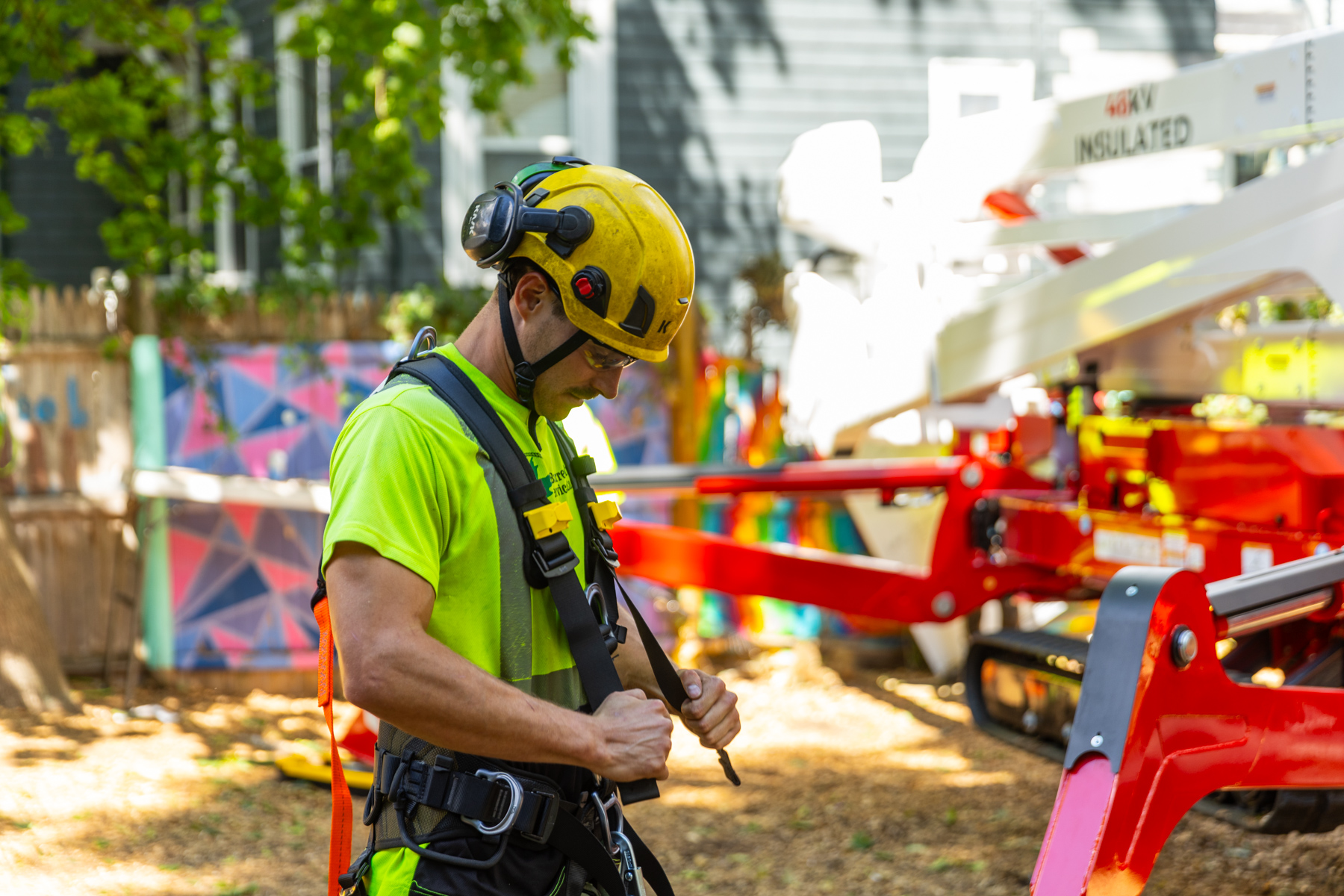 barrett-tree-service-worker-safety-harness-spider-lift-43