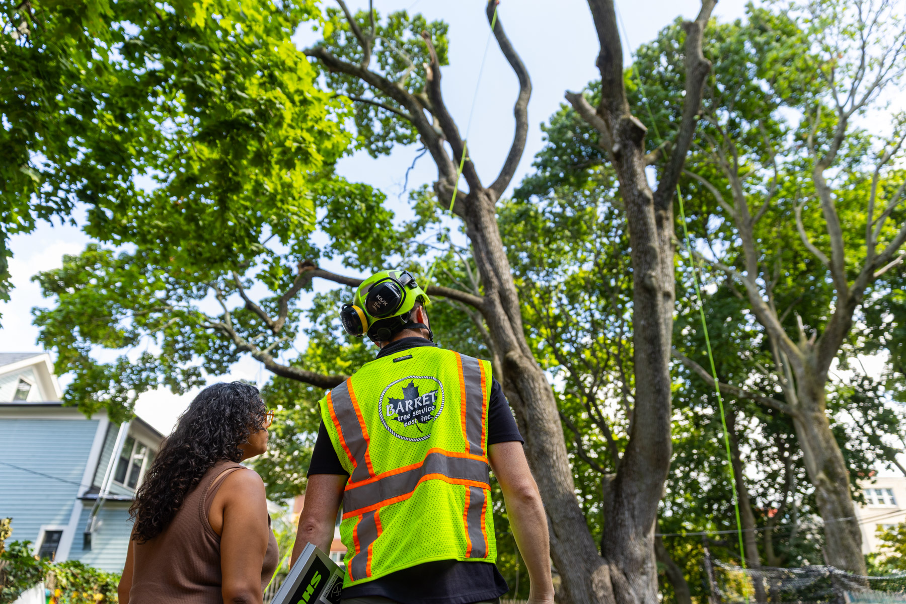 barrett-tree-service-crew-leader-customer-tree-inspection-26